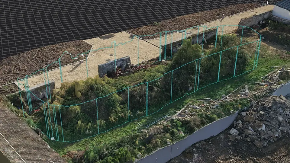 Modèle 3D d’un terrain en friche avec végétation, talus et structures, issu d’un relevé par drone.