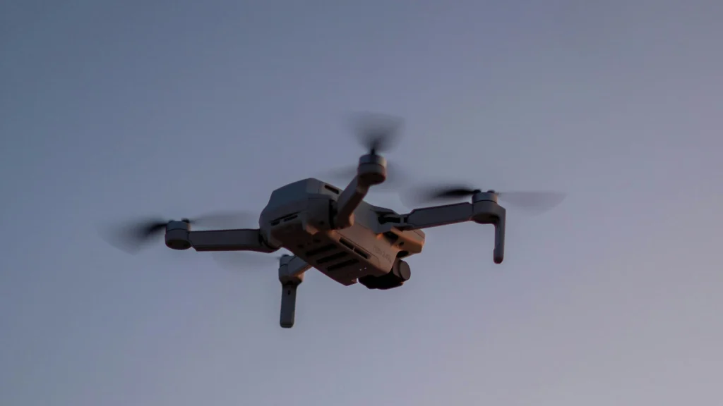 un drone en vol vu du sol