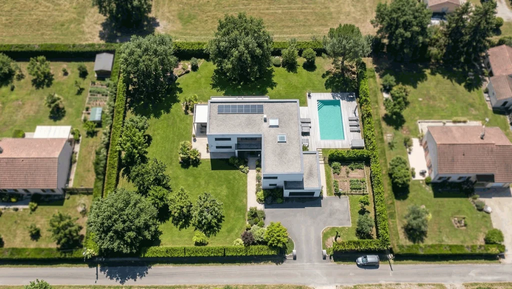 vue aérienne en plongée d'une maison dans une zone résidentielle